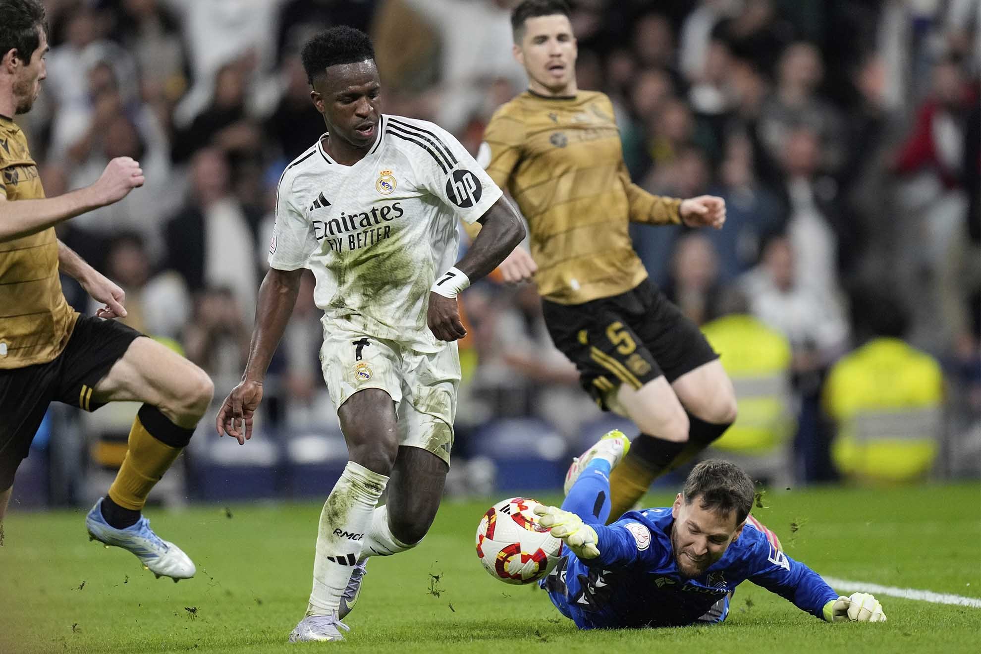 Vinicius tries to go past Alex Remiro.