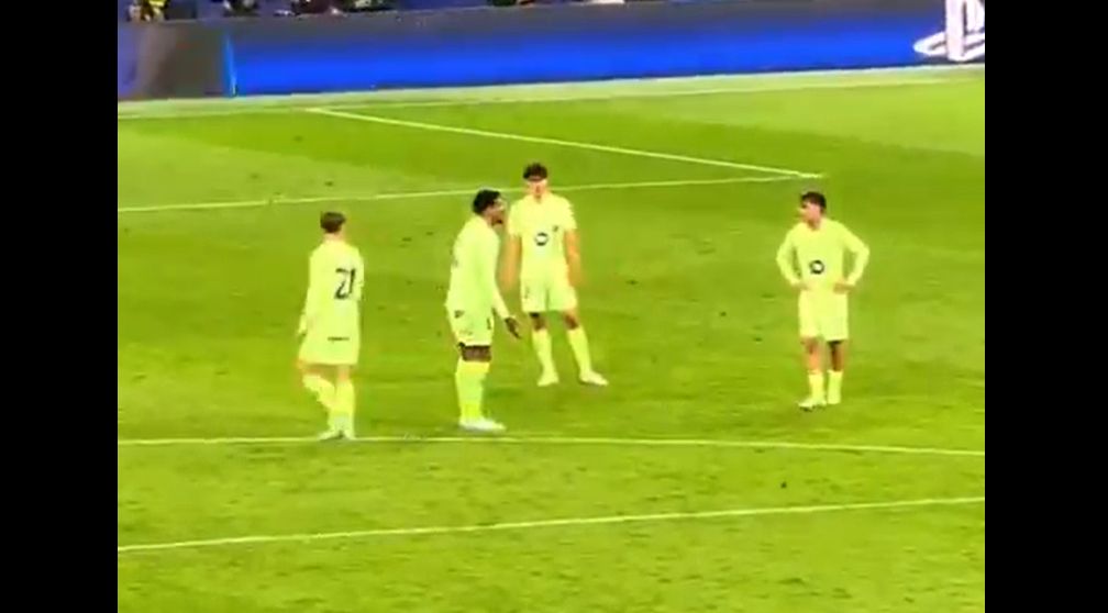 WATCH: Ronald Araujo balled out by teammate during Inter-Barcelona