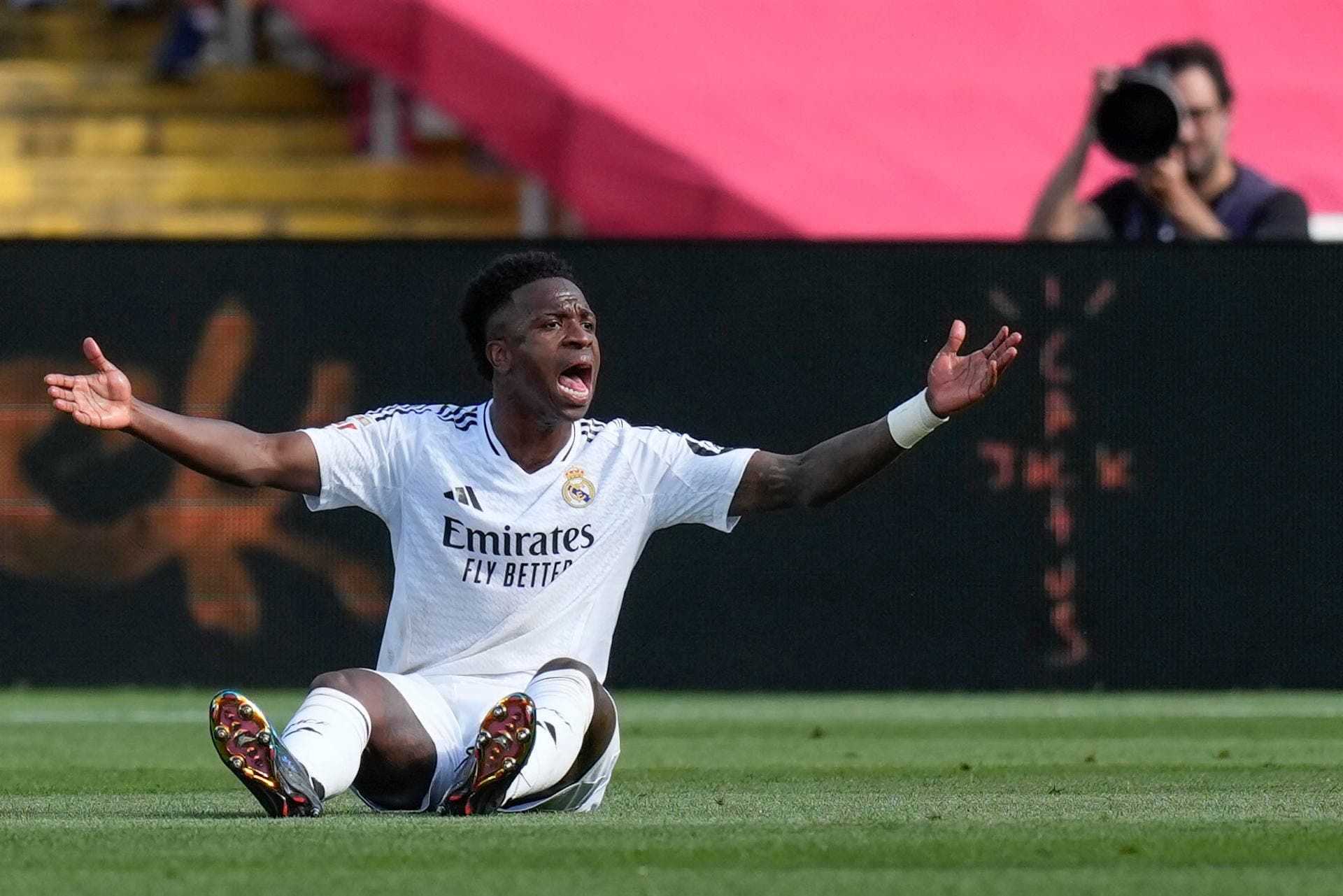 Vinicius complains to the referee during El Clasico.