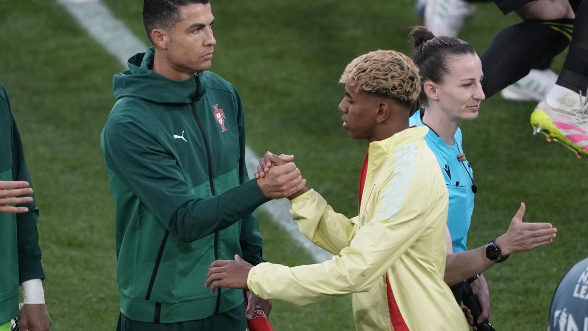 Cristiano Ronaldo met Lamine Yamal for the first time.