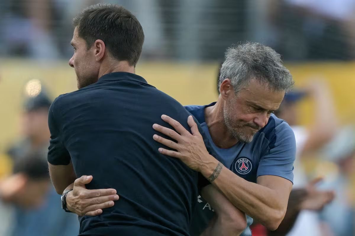 Luis Enrique greets Xabi Alonso.