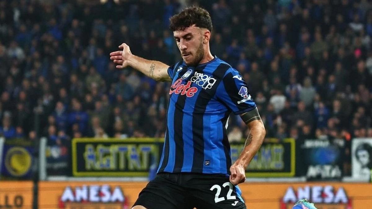 Ruggeri brings legs to the left side.