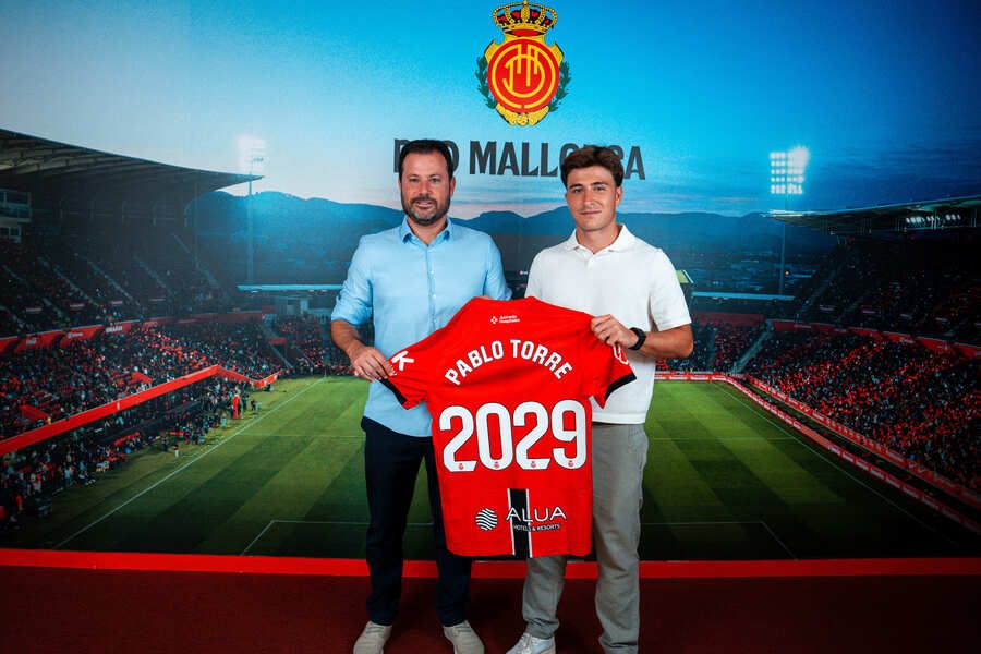 Torre poses with the Mallorca shirt.