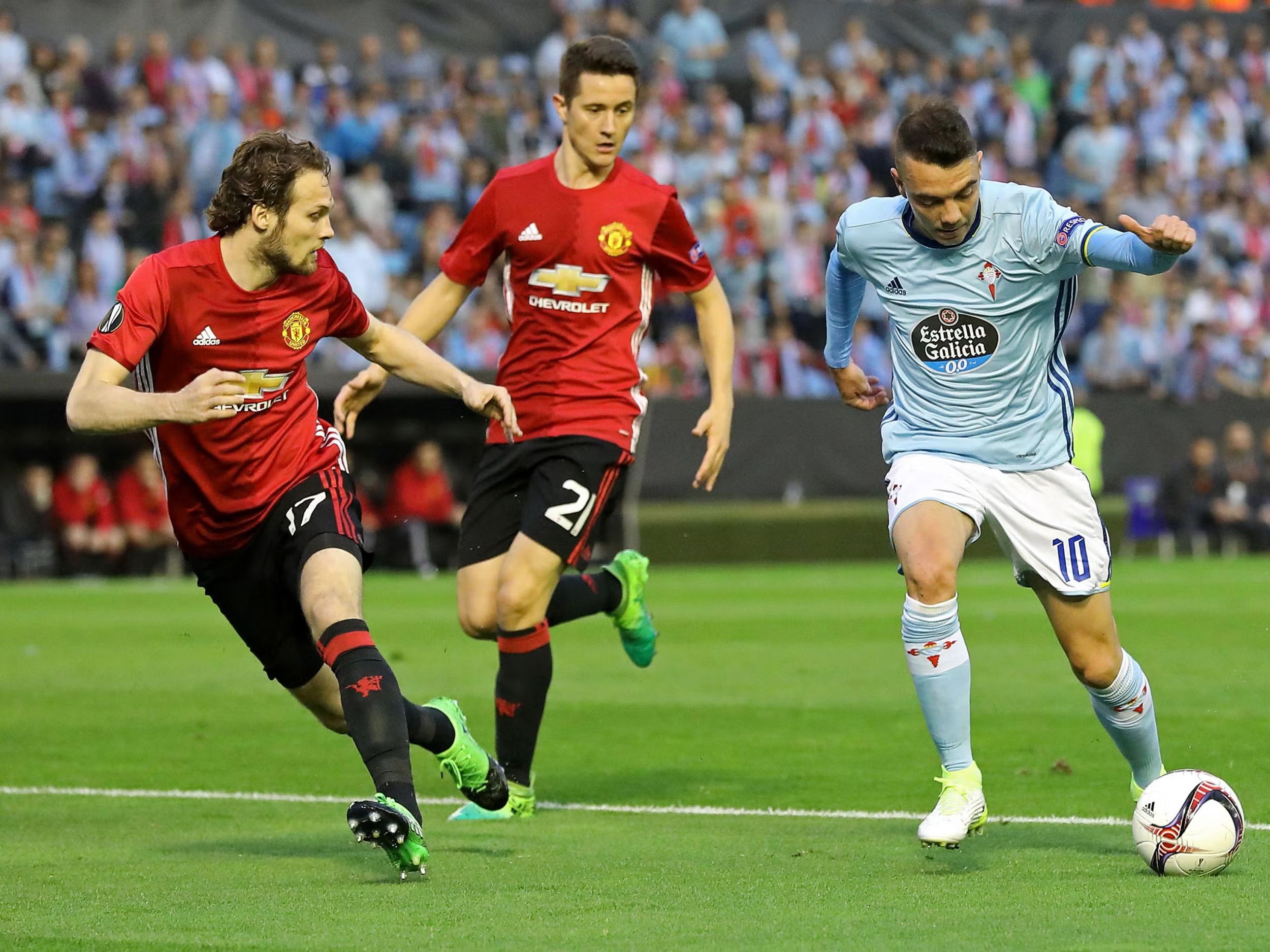 Aspas en acción contra el Manchester United.