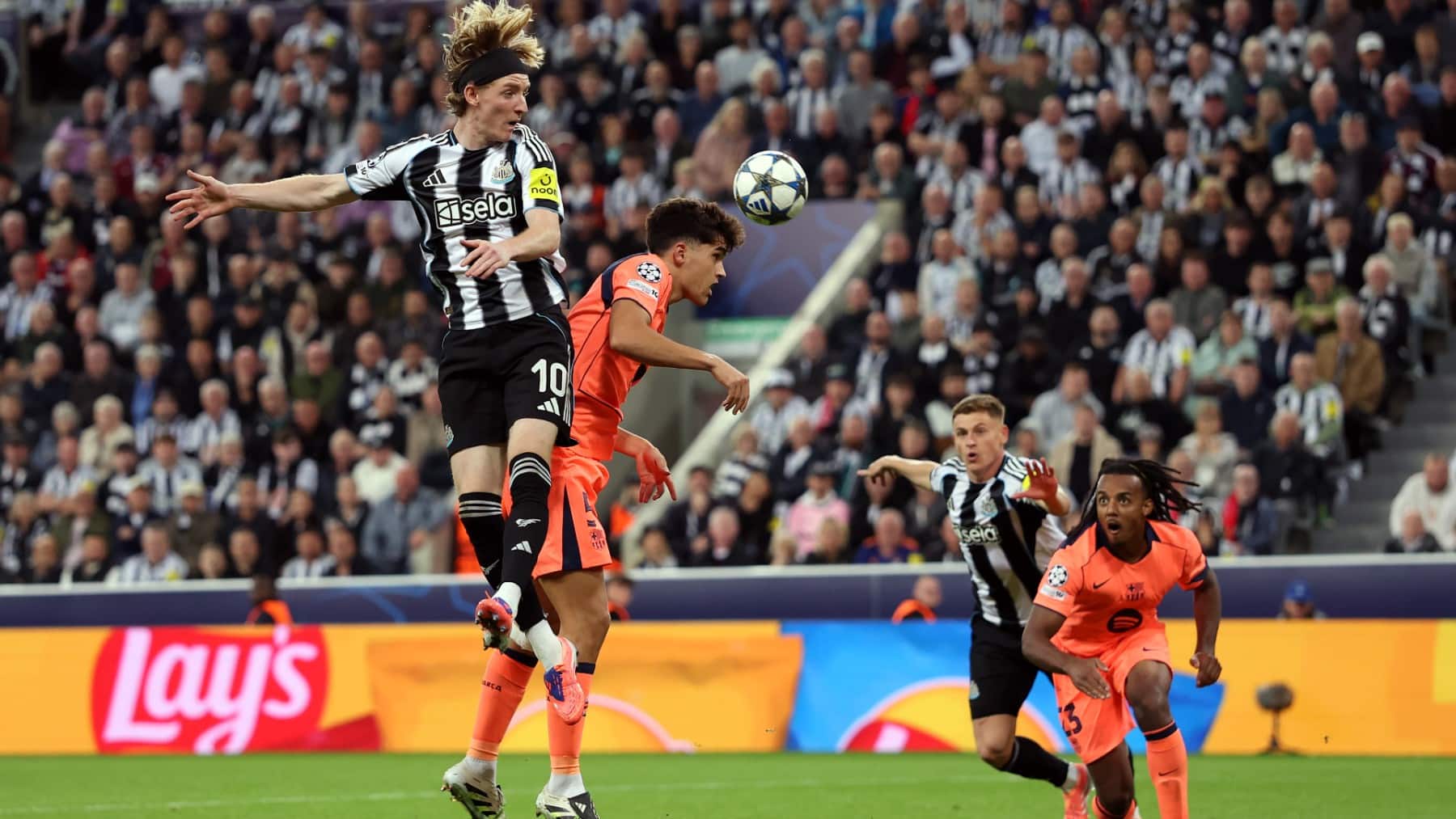 Cubarsi battles for the ball with Nicolas Woltemade.