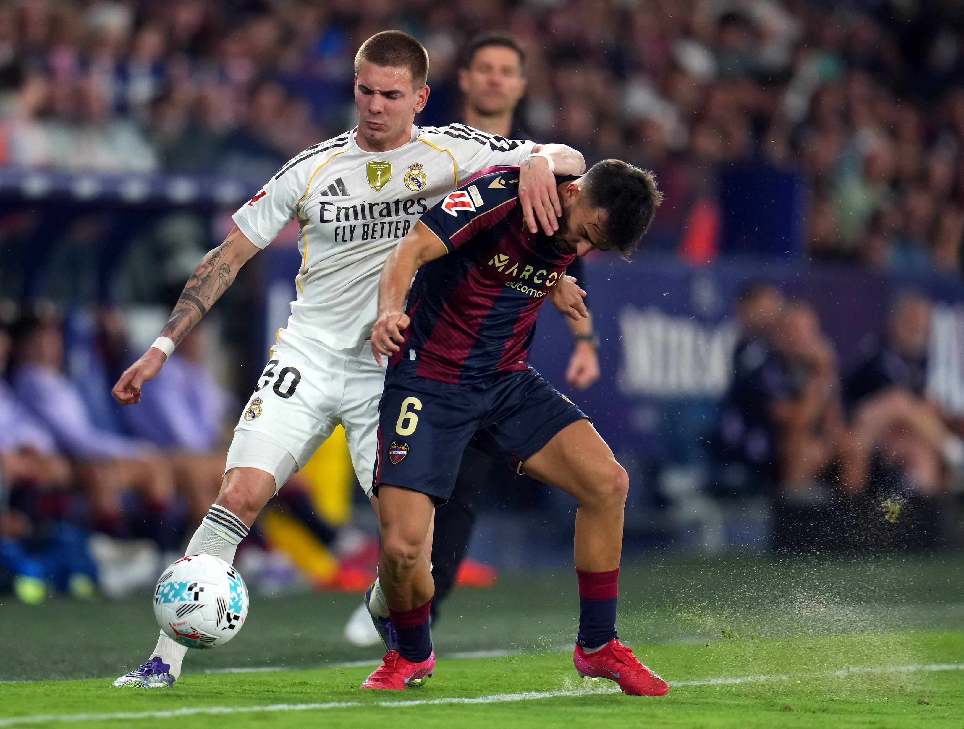 Mastantuono en acción contra Levante.