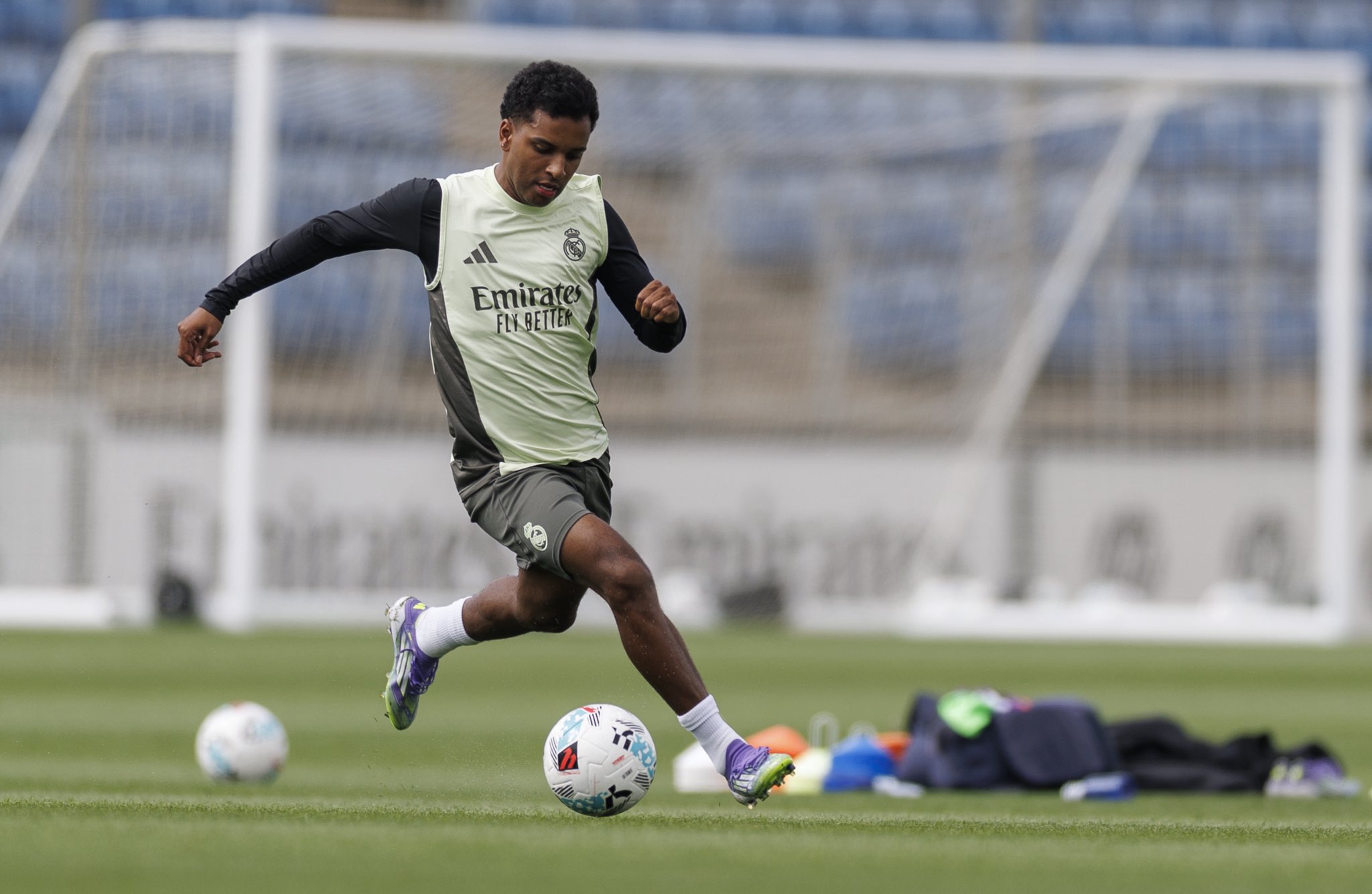 Chelsea open talks with Real Madrid for star forward