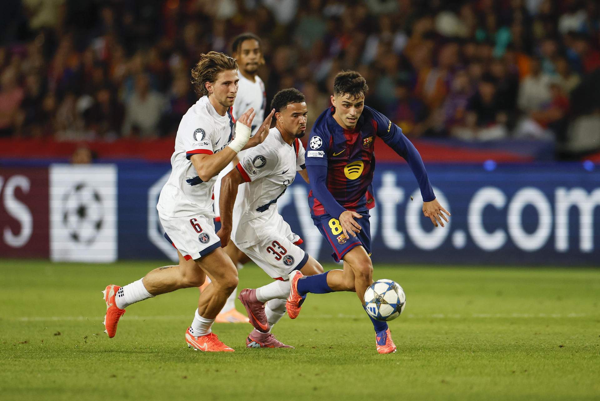 Pedri competes for the ball with Vitinha