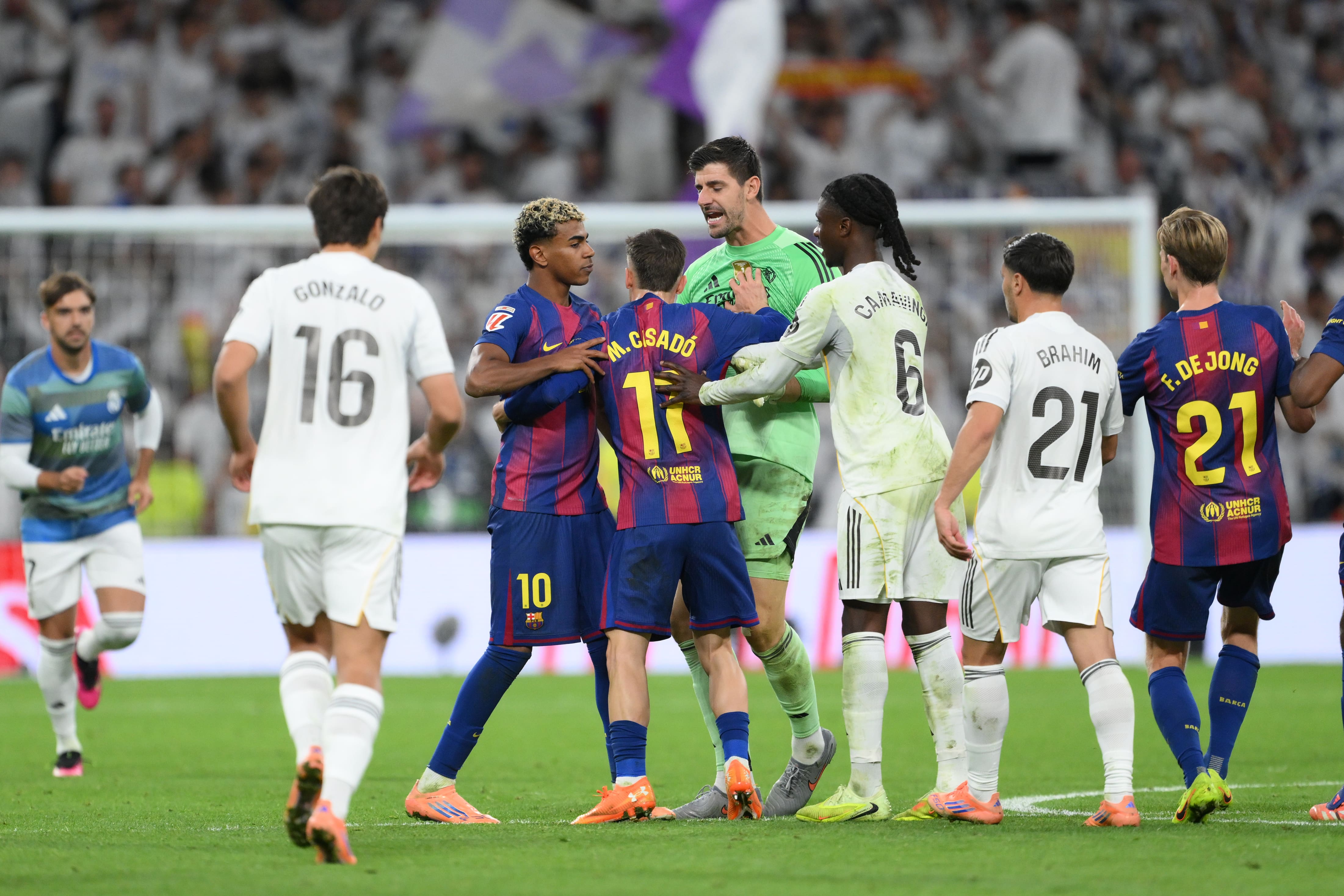 Lamine Yamal involved in the scuffle at the end of El Clasico.