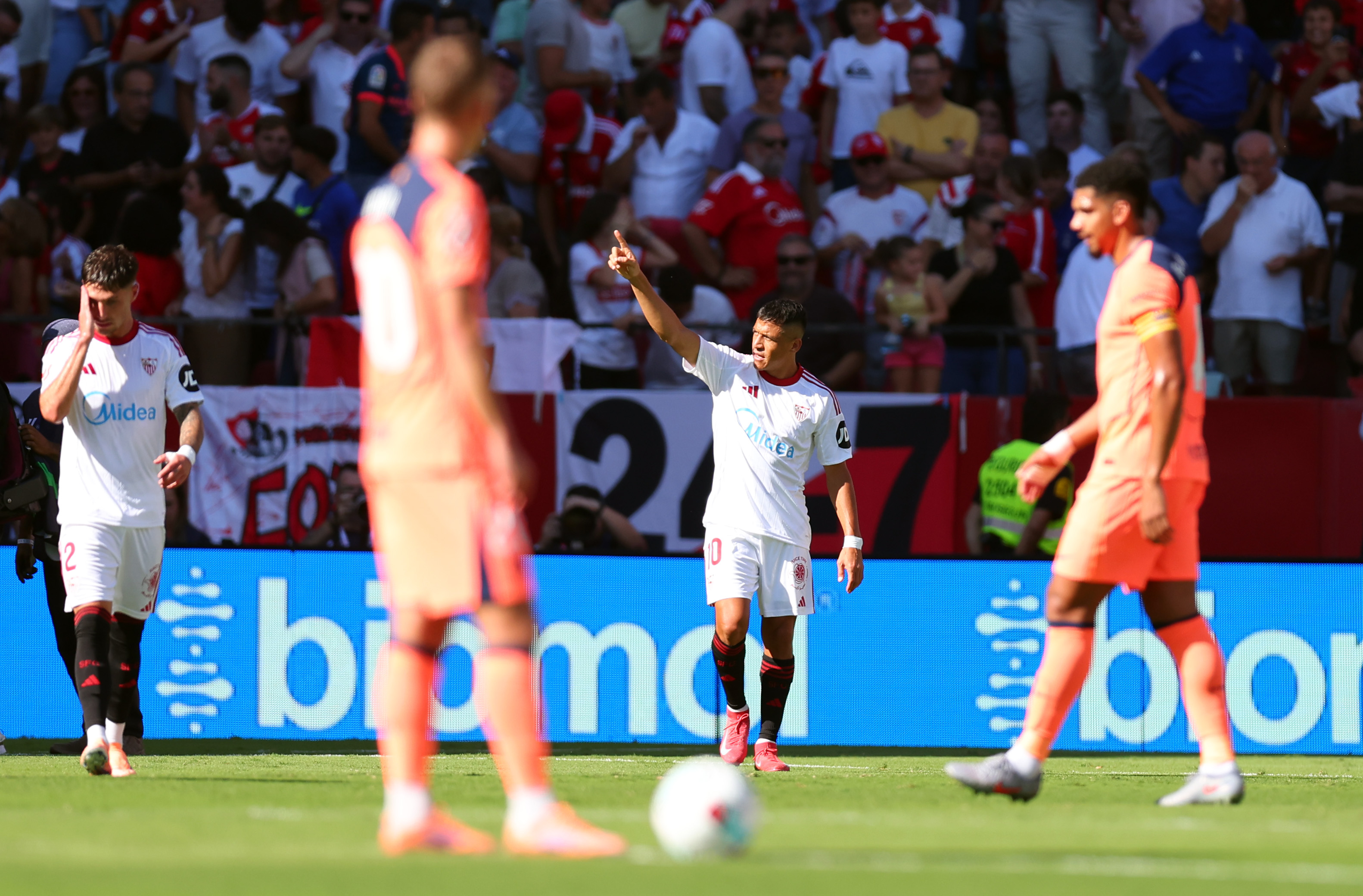 Alexis Sanchez celebrates against Barcelona.
