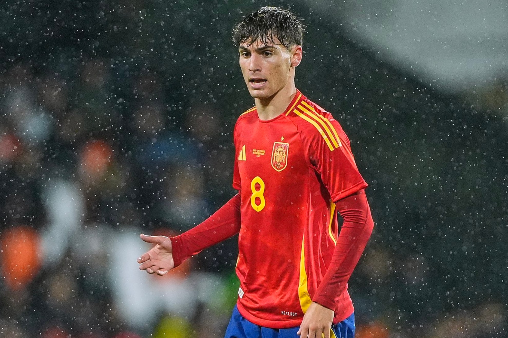 Mendoza in action for Spain's under-21s.