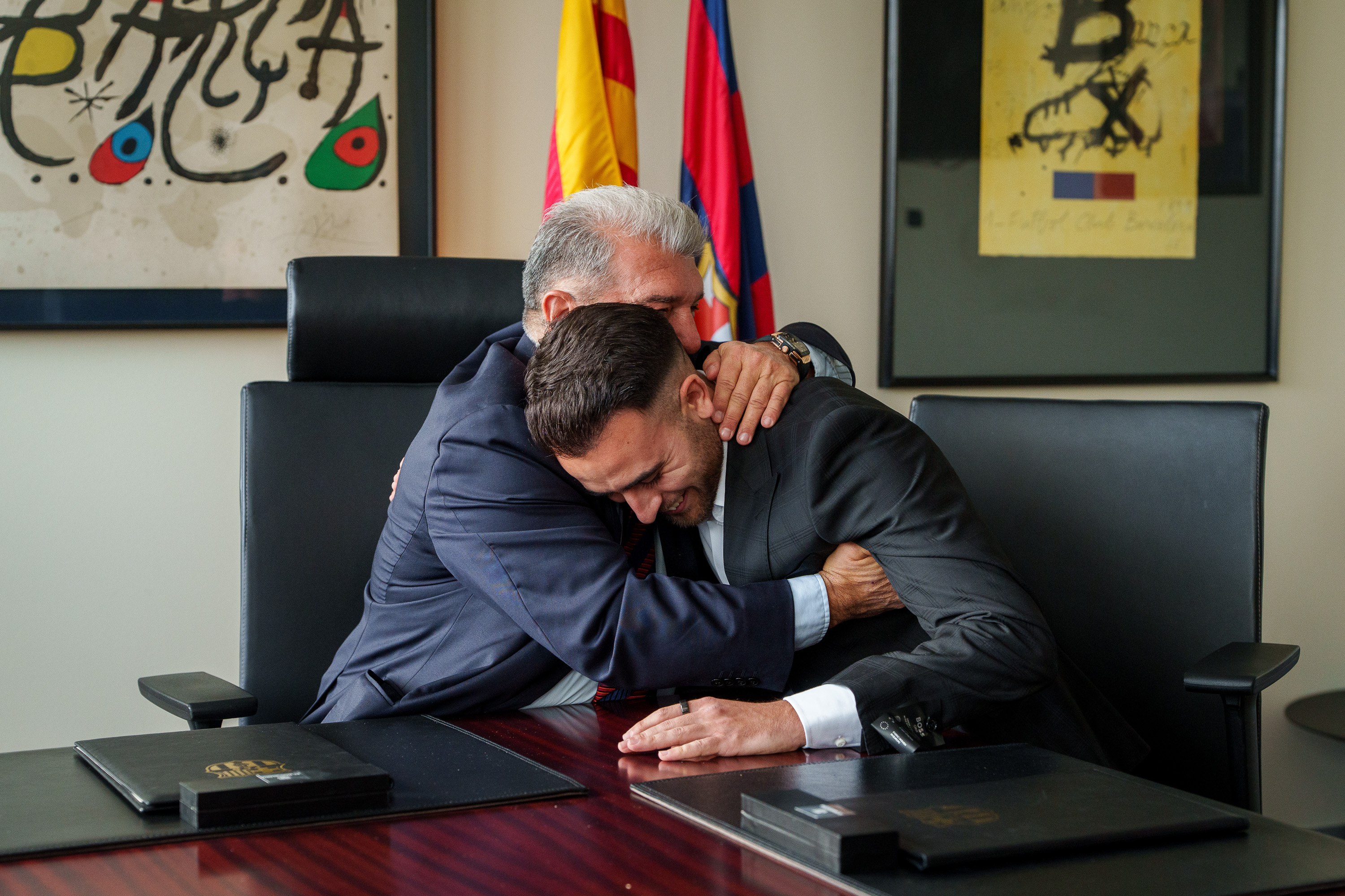 Garcia signs his new contract with Joan Laporta.