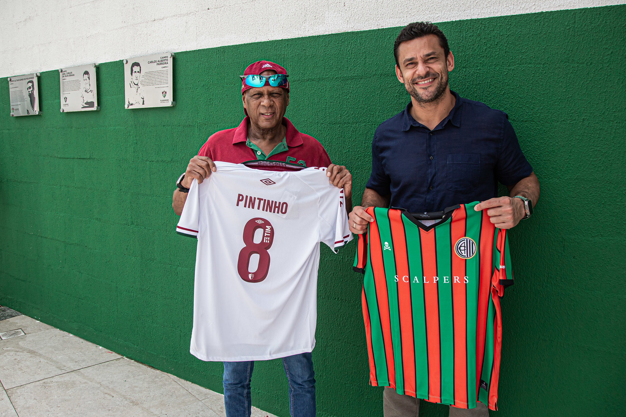 Pintinho posa con le maglie del Fluminense e del Siviglia.