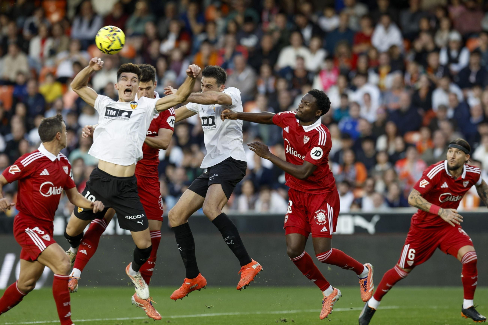 Valencia and Sevilla battled for a bittersweet point.