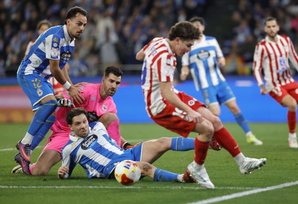 Julian Alvarez battles for the ball in the Depor box.