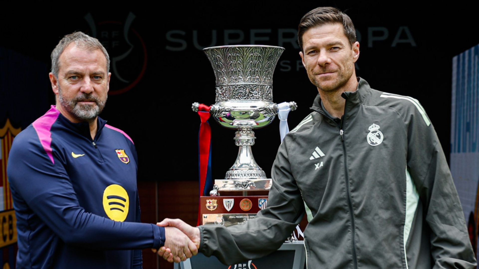 Flick and Alonso pose with the Supercup.