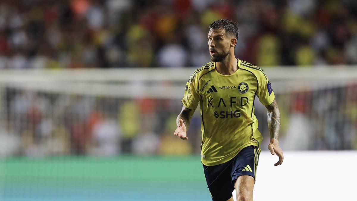 Inigo Martinez in action for Al-Nassr.