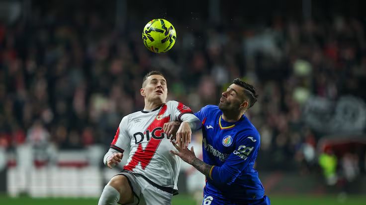 De Frutos and Diego Rico battle for the ball.