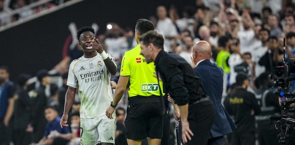 Vinicius and Simeone pass each other.