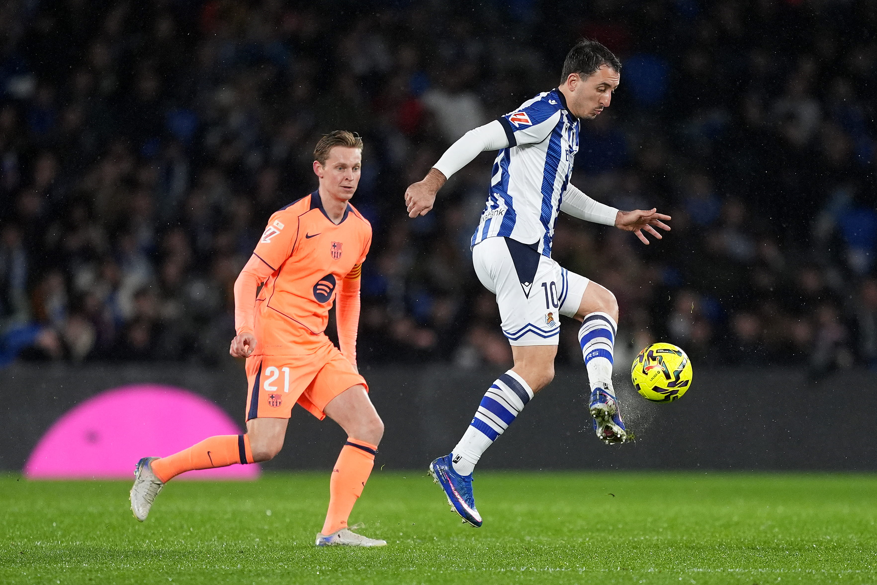 Frenkie de Jong takes aim at referee following Real Sociedad defeat – “I’m the captain and I don’t understand it”