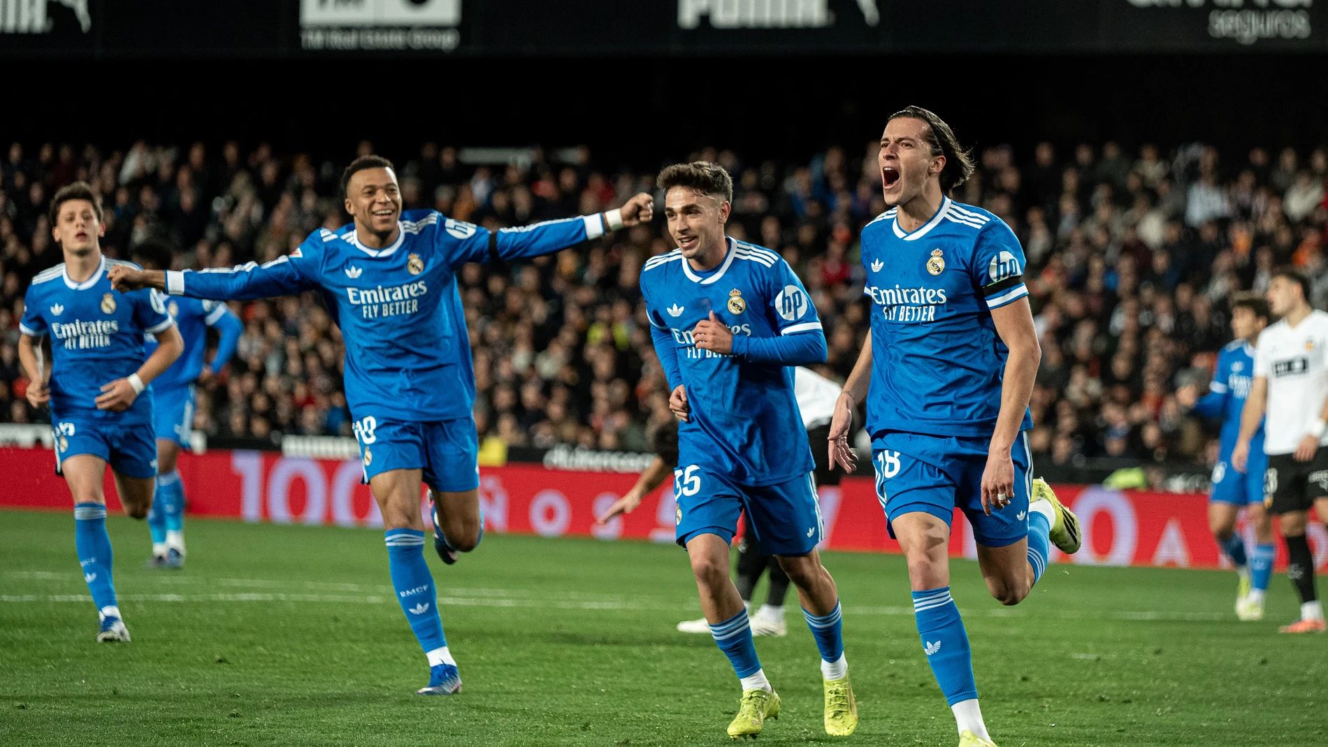 Carreras celebrates the winner against Valencia.