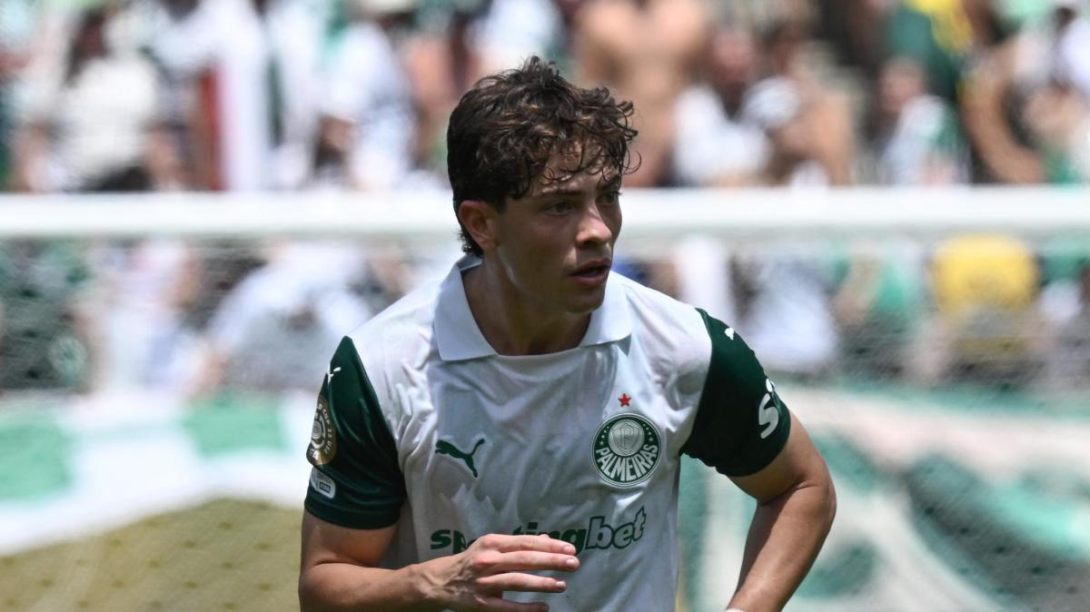 Giay in action for Palmeiras.