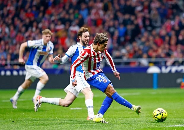 Giuliano slots Atletico's second goal.