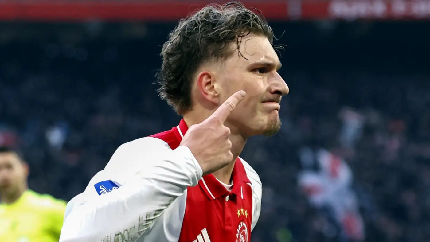 Barcelona and Arsenal scouting 20-year-old Belgian winger at Ajax – Football España
