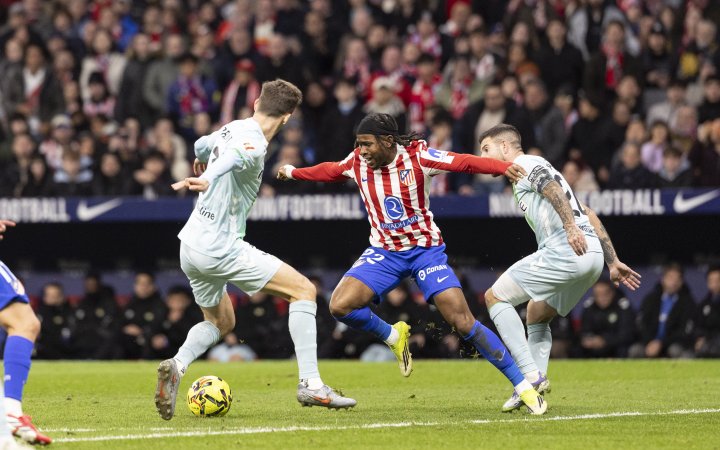 Lookman finds himself surrounded by Betis defenders.