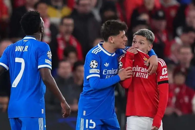 Prestiannit speaking with Vinicius.