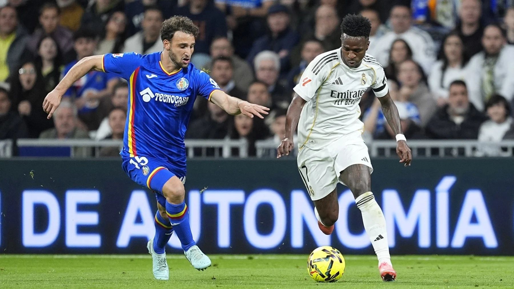 Vinicius takes on Sebastian Boselli.