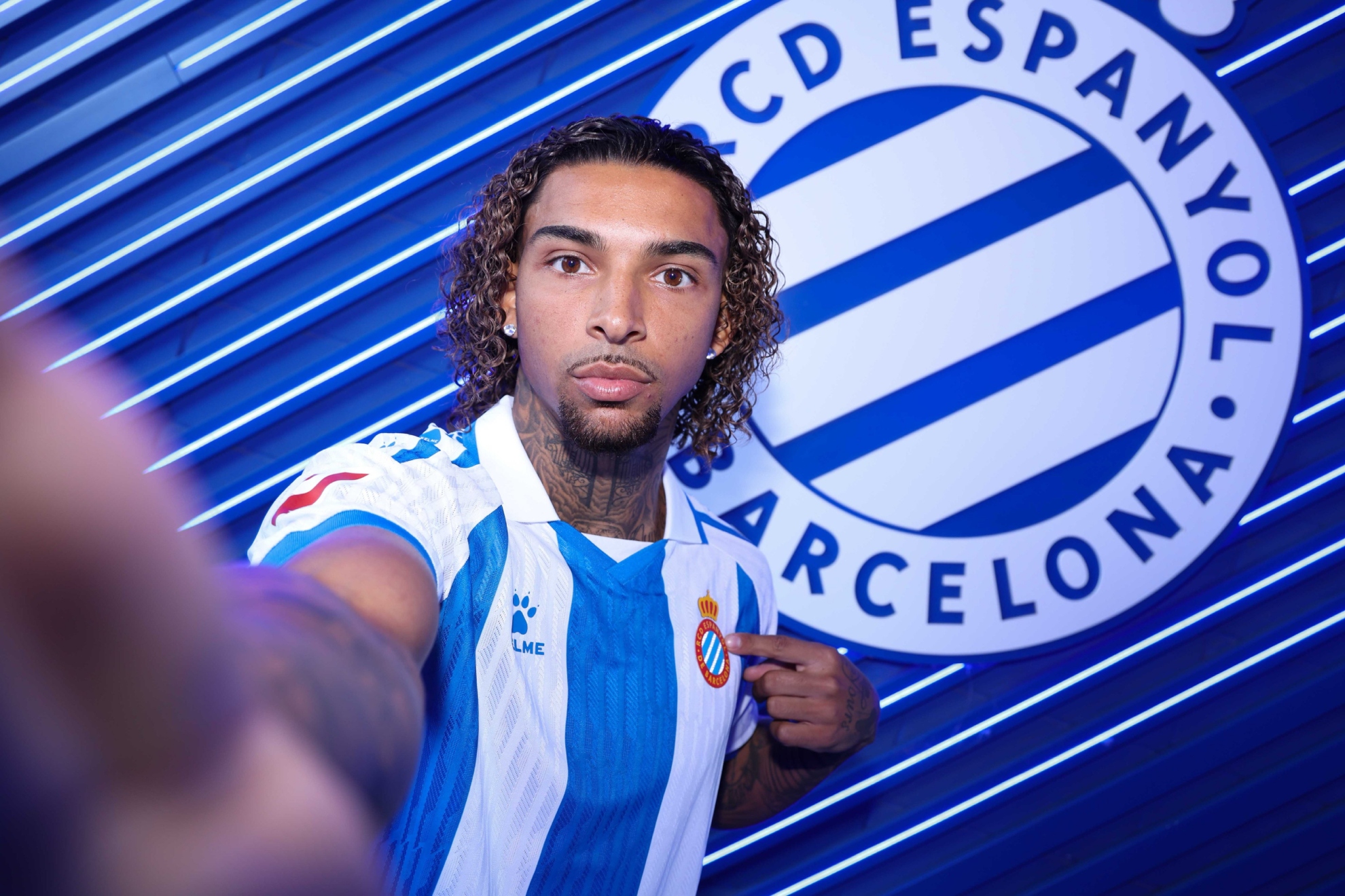 Tyrhys Dolan signs for Espanyol.