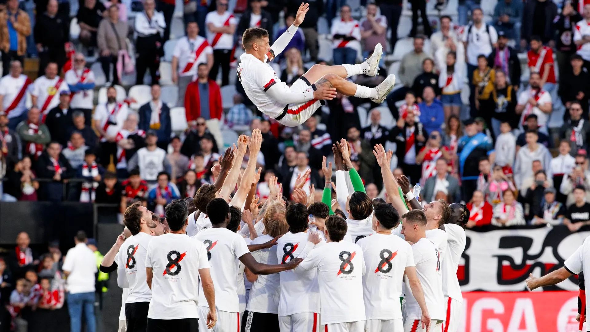 Rayo Vallecano stars pay for beers and get the kebabs in after emotional Oscar Trejo tribute