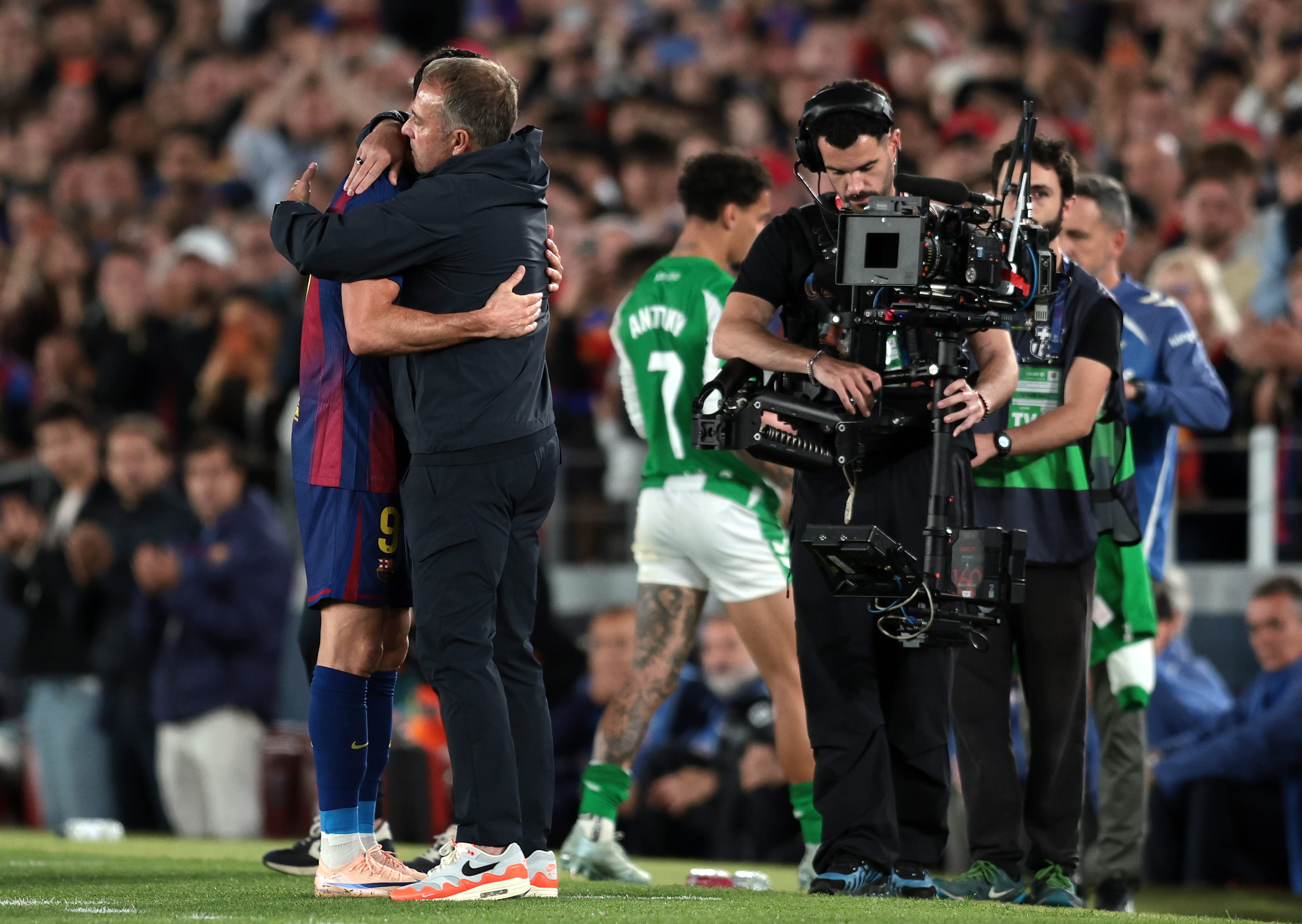 “The perfect farewell” – Hansi Flick reacts to Robert Lewandowski’s final home match as a Barcelona player