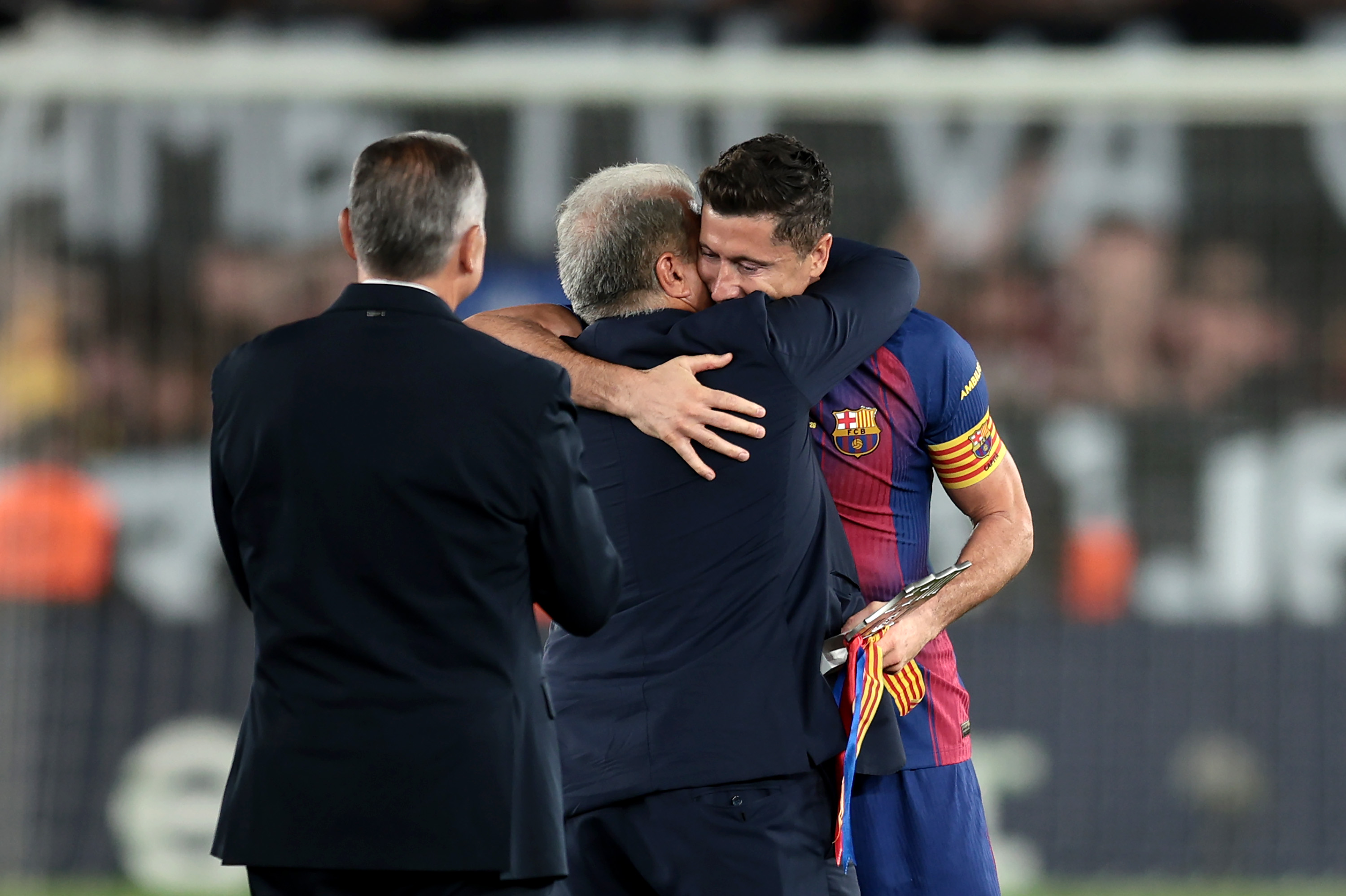 Barcelona teammates pay tribute to departing Robert Lewandowski – “Not many players can be like this at 37”